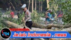 Longsor Tutup Sebagian Jalan Nasional Gumitir, Satlantas Polres Jember Sigap Amankan Lokasi dan Atur Arus Lalu Lintas