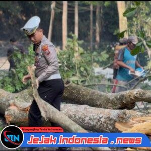 Longsor Tutup Sebagian Jalan Nasional Gumitir, Satlantas Polres Jember Sigap Amankan Lokasi dan Atur Arus Lalu Lintas