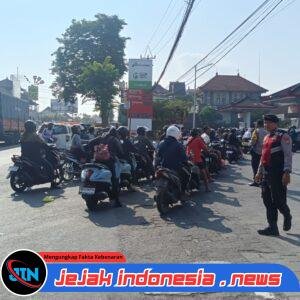 Antrean BBM Mengular di Kapal, Patroli Biru Polres Badung Hadir Jaga Kelancaran