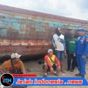 Satpolairud Polresta Banyuwangi Gelar Patroli Dialogis di Pesisir Pantai Pancer, Nelayan Diimbau Utamakan Keselamatan