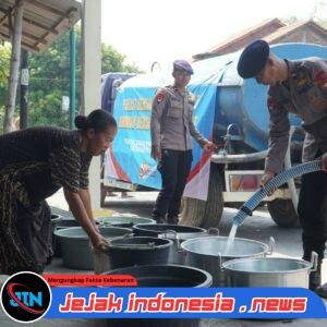 *Brimob Polda Jatim Salurkan 40 Ribu Liter Air Bersih untuk Warga Gresik dan Sidoarjo*