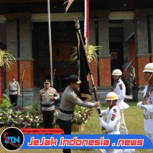 Polda Bali Gelar Upacara Penyerahan Pataka “Sura Dwipa Sarva Bavena” Kepada Kapolda Baru