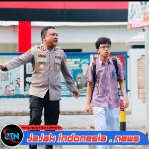 Humanis di Tengah Masyarakat, Kapolres Jember AKBP Alaiddin Turun Langsung Bantu Warga Menyeberang Jalan