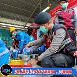 *Di Tengah Antrean BBM, Personel Polda Bali Kawal Distribusi dari Terminal Sanggaran hingga SPBU*