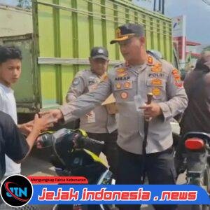 Tunjukkan Kepedulian dan Pelayanan Humanis, Kapolres Bitung AKBP Arie Sulistyo Nugroho Turun Langsung Pantau Antrean BBM dan Bagikan Air Mineral kepada Warga