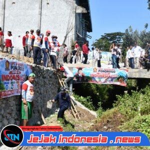 Ratusan Kader Gerindra Ponorogo Bersihkan Sungai, Kado HUT Presiden Prabowo