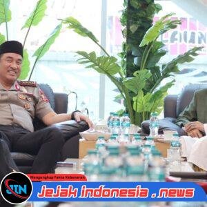*Perkuat Sinergi dengan Ulama, Kapolri Silaturahmi dengan Rais Aam PBNU di Surabaya*