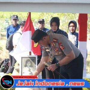*Kapolri Ziarah ke Makam Marsinah dan Kunjungi Museum di Nganjuk*