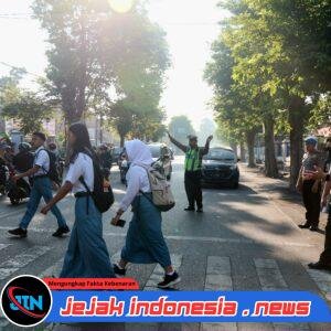 *Polisi Bersama Masyarakat: Aksi Simpatik Polres Jember Edukasi Keselamatan Berkendara*