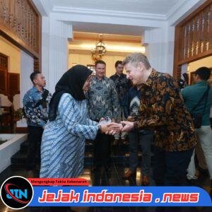 Dubes Australia Terpikat Banyuwangi, Penasaran dengan Blue Fire Kawah Ijen