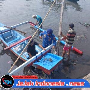SATPOLAIRUD POLRESTA BANYUWANGI GELAR PATROLI DIALOGIS DI PENGSENGAN LATENG, NELAYAN DIIMBAU UTAMAKAN KESELAMATAN