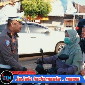 COMMANDER WISHER! PENGATURAN LALU LINTAS PAGI, KASAT LANTAS POLRES JEMBER TEGUR HUMANIS IBU ANTAR ANAK SEKOLAH TANPA HELM