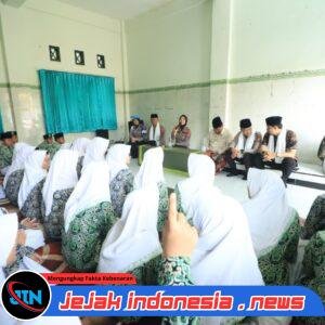 *Polisi Peduli Pendidikan: Kapolres Bojonegoro Ajak Santri Al-Fatimah Jauhi Judol dan Bullying*