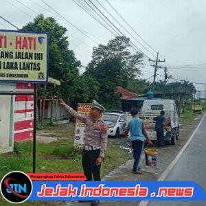 **Tekan Angka Kecelakaan, Sat Lantas Polres Simalungun Pasang Rambu Rawan Laka di Jalur Pematangsiantar–Saribudolok**