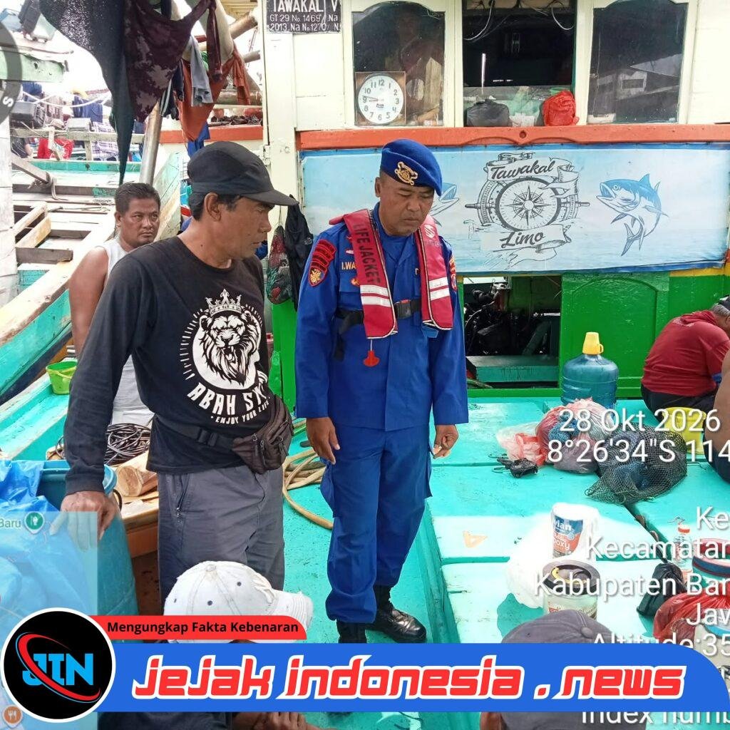 SATPOLAIRUD POLRESTA BANYUWANGI GELAR PATROLI DIALOGIS DI PELABUHAN MUNCAR, INGATKAN NELAYAN UTAMAKAN KESELAMATAN SAAT MELAUT