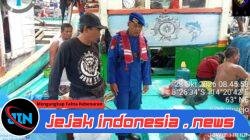 SATPOLAIRUD POLRESTA BANYUWANGI GELAR PATROLI DIALOGIS DI PELABUHAN MUNCAR, INGATKAN NELAYAN UTAMAKAN KESELAMATAN SAAT MELAUT