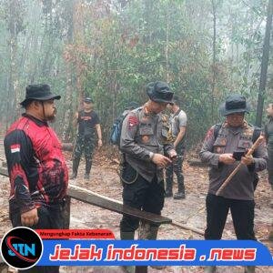 *Hujan Bantu Basahi Lahan Bekas Karhutla, Brimob Kalteng Tetap Pantau Bara Api*