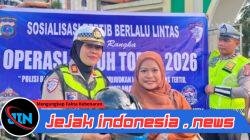 Tebar Kepedulian di Jalan, Satlantas Polres Simalungun Bagikan Helm dan Cokelat saat Ops Patuh Toba 2026