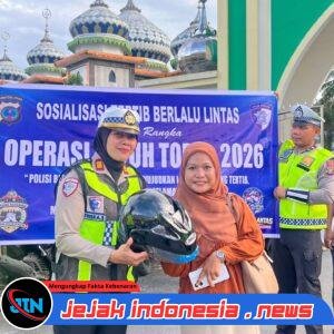 Tebar Kepedulian di Jalan, Satlantas Polres Simalungun Bagikan Helm dan Cokelat saat Ops Patuh Toba 2026