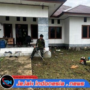 Semangat Gotong Royong, Satgas Yonif 147/KGJ Bersama Warga Bersihkan Halaman Rumah Warga di Distrik Teluk Arguni