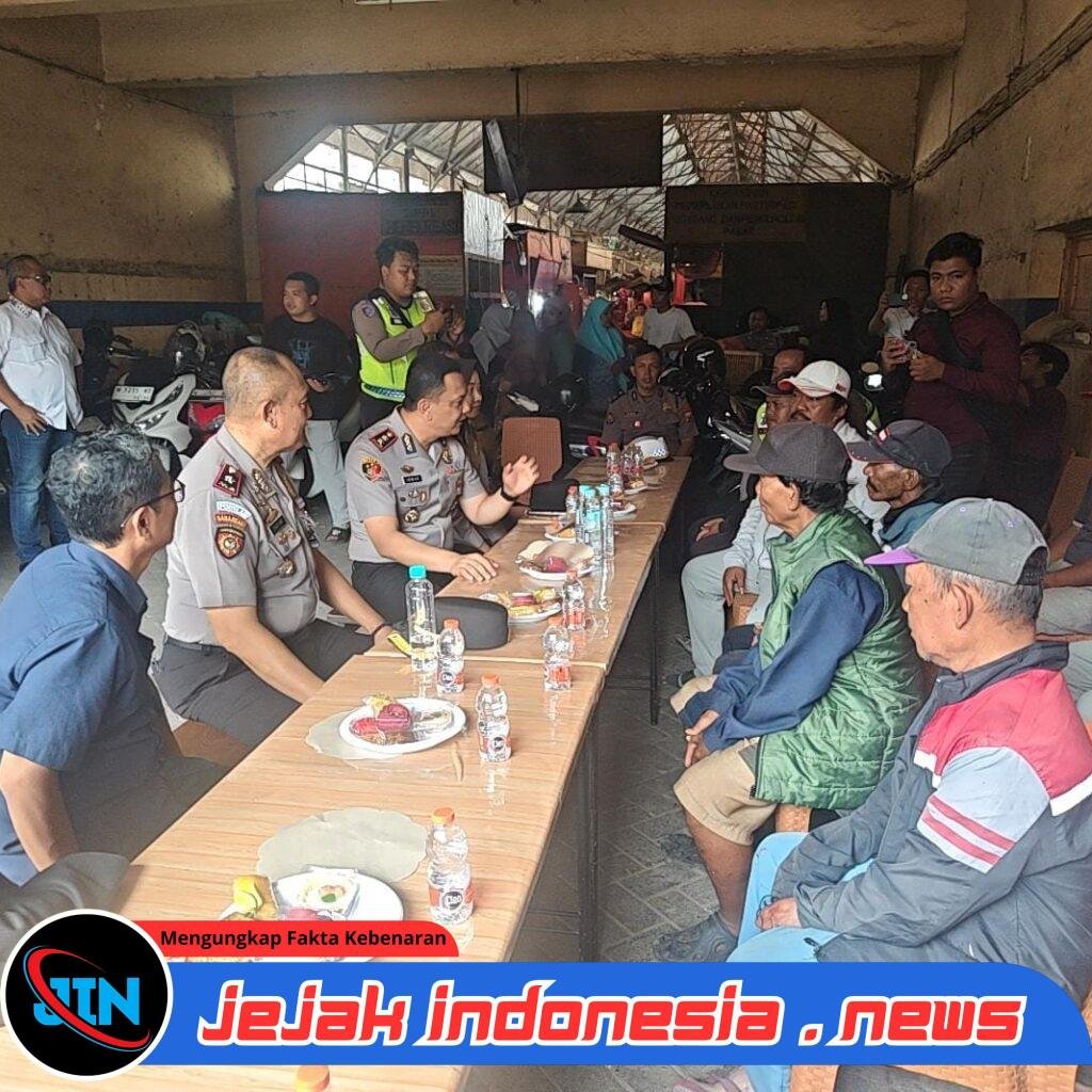 *Cangkrukan Kamtibmas, Kapolres Pelabuhan Tanjung Perak Serap Aspirasi Pekerja Pasar Pabean*
