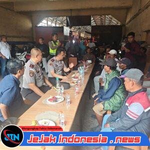 *Cangkrukan Kamtibmas, Kapolres Pelabuhan Tanjung Perak Serap Aspirasi Pekerja Pasar Pabean*