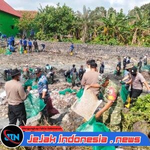 *Perangi Sampah hingga Muara Laut! Koramil Muncar Bersama TNI-Polri dan Sungai Watch Bergerak Bersihkan Sungai Kalimati*
