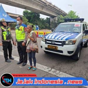*Polisi Bersama Masyarakat, Uluran Tangan Polantas Jakbar untuk Ibu Wati yang Kehabisan Ongkos di Jakarta*