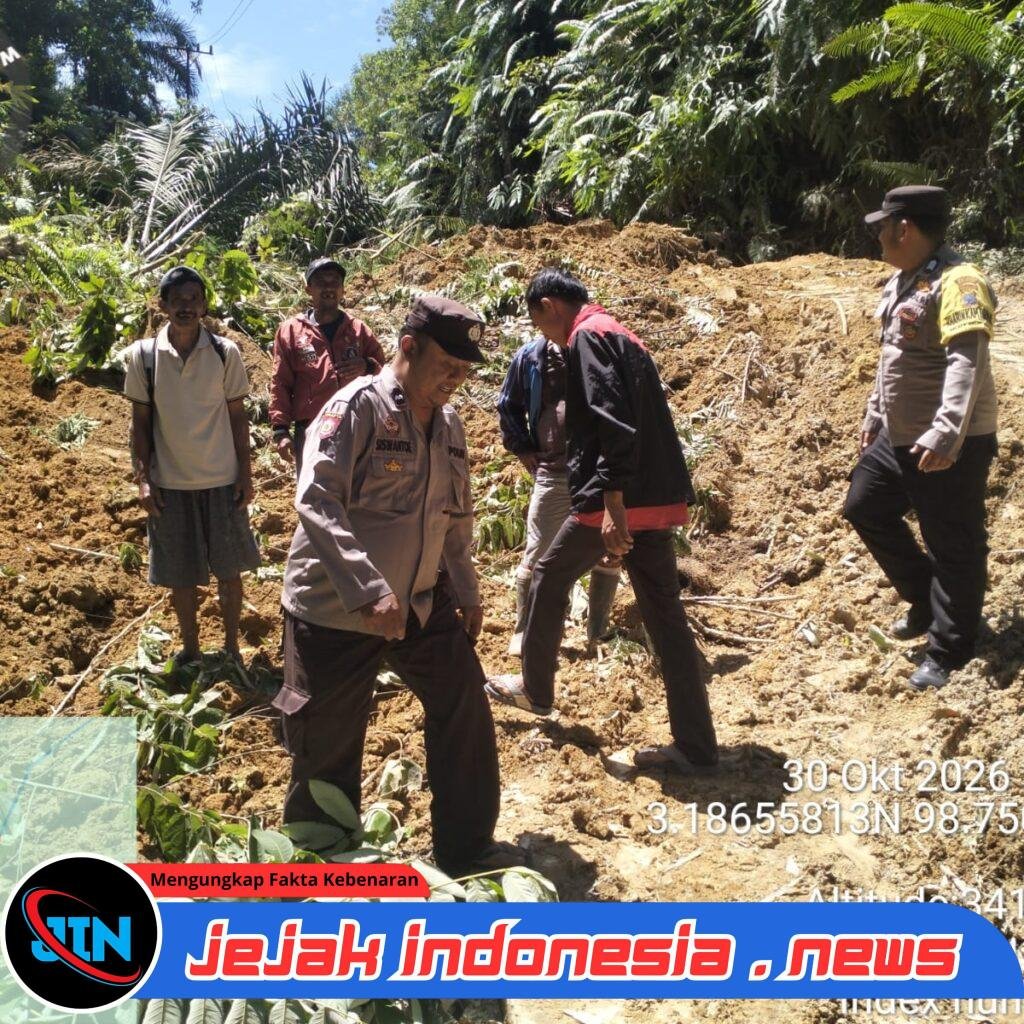 Polsek Dolok Silou Bersama Warga Gotong Royong Bersihkan Material Tanah Bencana Alam Longsor di Dusun Batu Holing