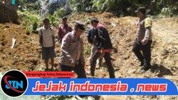 Polsek Dolok Silou Bersama Warga Gotong Royong Bersihkan Material Tanah Bencana Alam Longsor di Dusun Batu Holing
