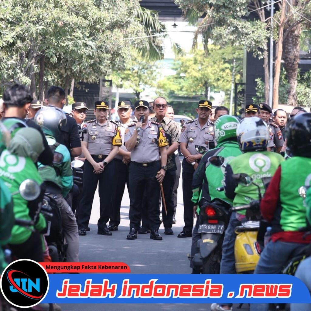 *Jumat Berkah, Polda Jatim Salurkan 600 Paket Sembako untuk Pengemudi Ojol*