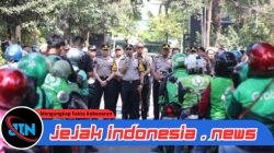 *Jumat Berkah, Polda Jatim Salurkan 600 Paket Sembako untuk Pengemudi Ojol*