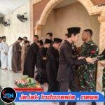 Personel Satgas Yonarmed 19/Bogani Gelar Jumat Berkah di Pondok Pesantren Al-Hazza Sekayam