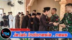 Personel Satgas Yonarmed 19/Bogani Gelar Jumat Berkah di Pondok Pesantren Al-Hazza Sekayam