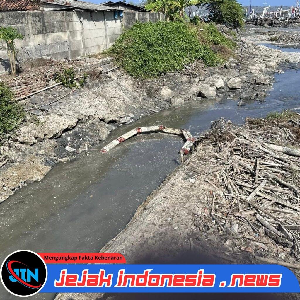 Bersih-bersih Sungai Kalimati Muncar Terus Berlanjut, Kini Fokus ke Muara dan Pasang Trash Barrier   