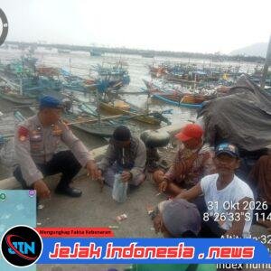 SATPOLAIRUD POLRESTA BANYUWANGI GELAR PATROLI DIALOGIS DI PELABUHAN MUNCAR, NELAYAN DIIMBAU UTAMAKAN KESELAMATAN SAAT MELAUT